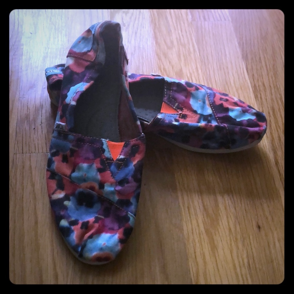 Floral unique TOMs slip ons